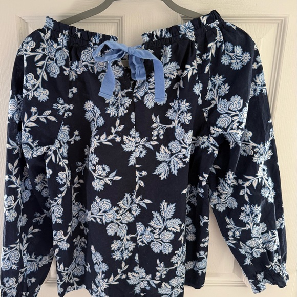 J. Crew Women’s Navy and White Floral flowy top excellent condition - Picture 6 of 6